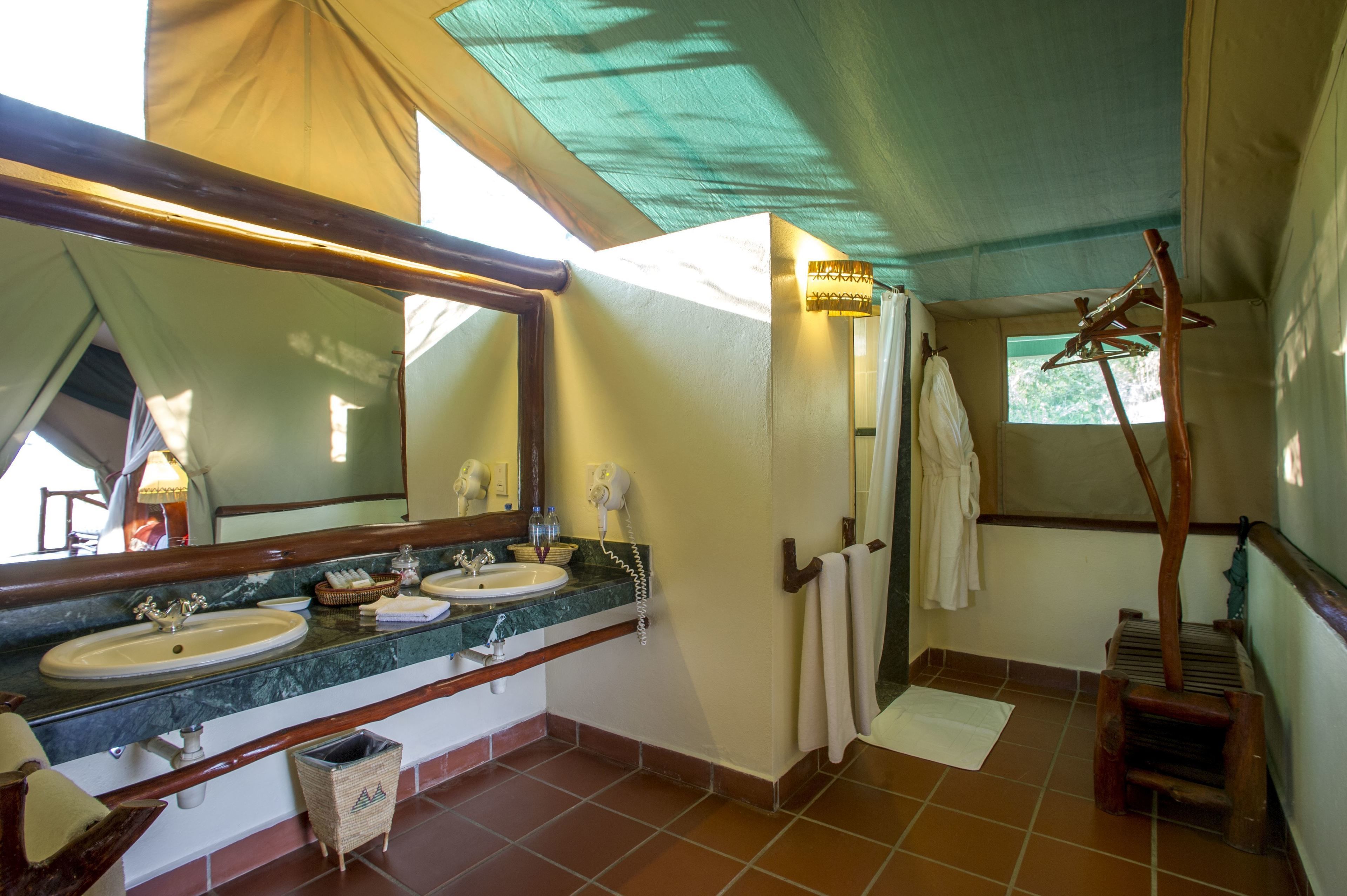 standard tent | bathroom | shower, hair dryer, bathrobes, slippers