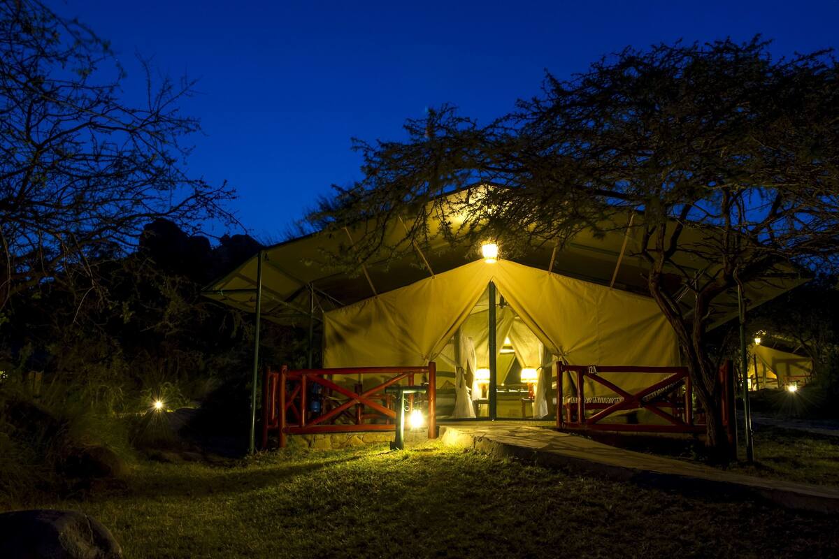 Standard Tent | Desk, free WiFi, bed sheets