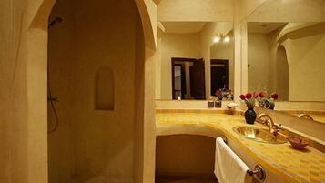 Standard Room | Bathroom | Shower, free toiletries, hair dryer, towels