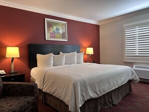 客房内保险箱、办公桌、熨斗/熨衣板、收费 WiFi