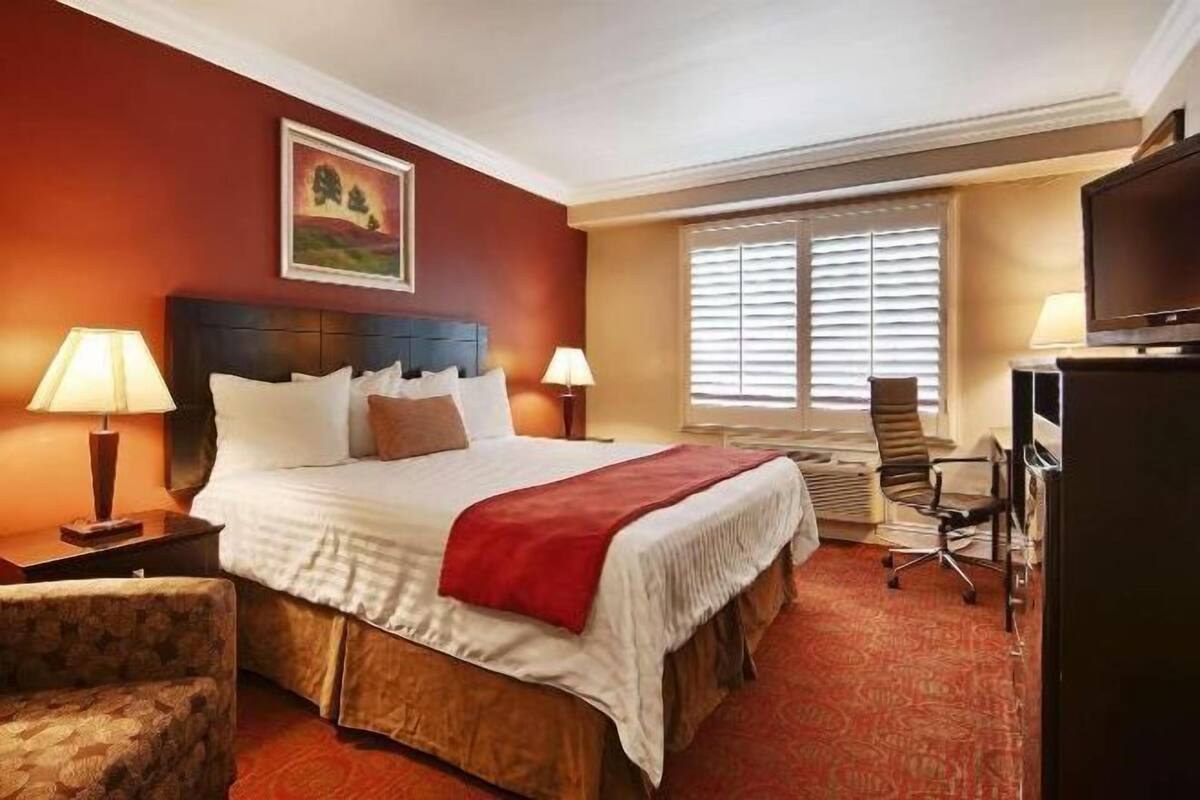 Coffres-forts dans les chambres, bureau, fer et planche à repasser