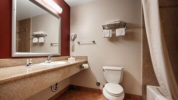 Bañera con ducha, secador de pelo, toallas