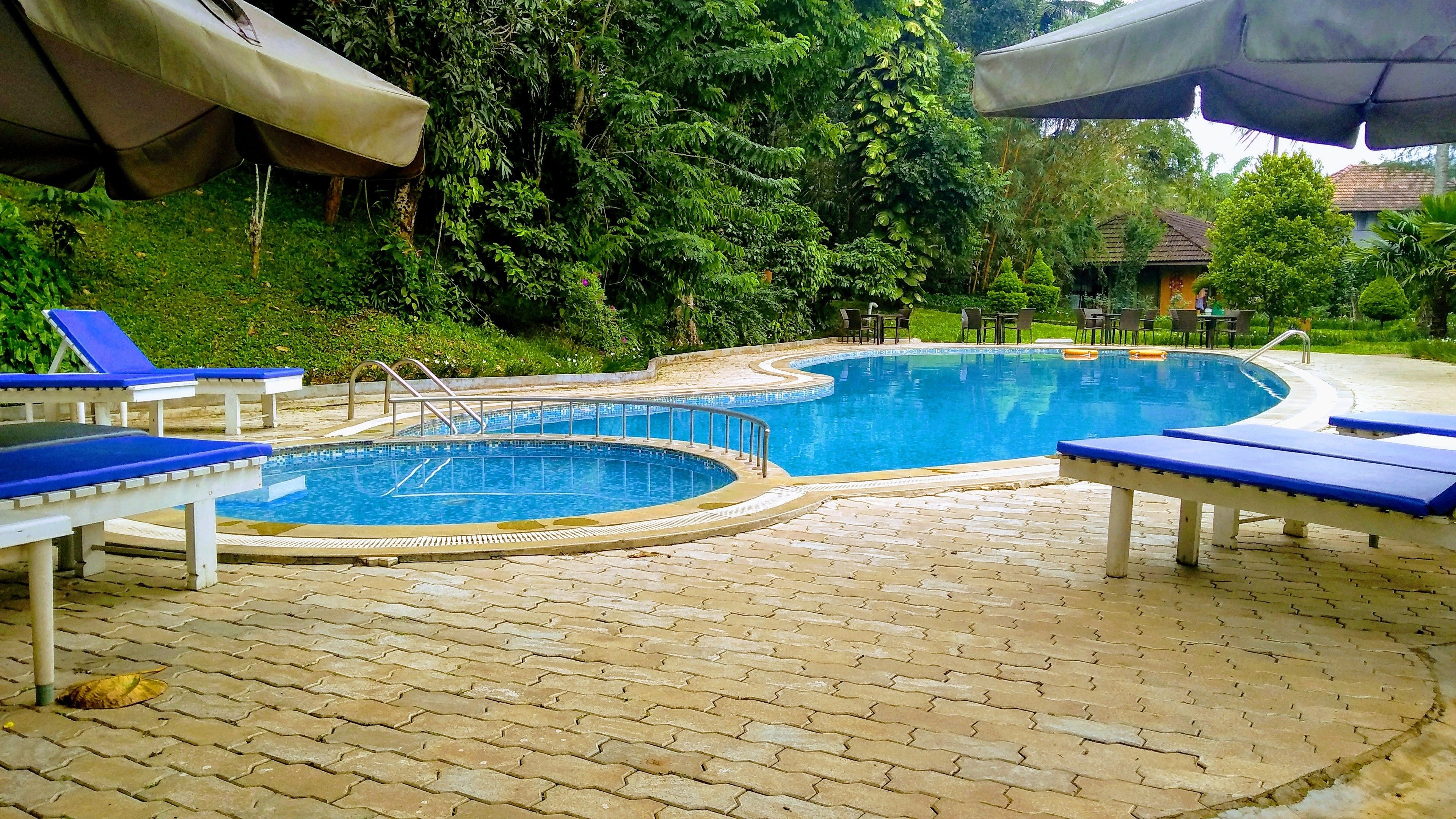 Utendørsbasseng og solsenger