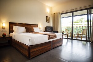 Jungle Room | Míníbar, öryggishólf í herbergi, straujárn/strauborð, vöggur/ungbarnarúm