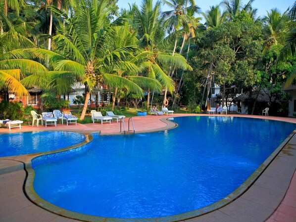 Outdoor pool - Abad Harmonia Ayurveda Beach Resort (Neyyattinkara)