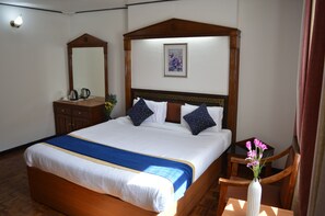 Club kamer | Individueel gedecoreerd, individueel gemeubileerd, een laptopwerkplek