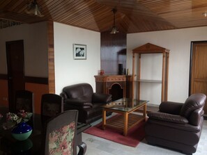 Club kamer | Individueel gedecoreerd, individueel gemeubileerd, een laptopwerkplek