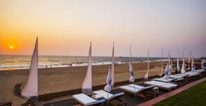 Am Strand, Liegestühle, Sonnenschirme