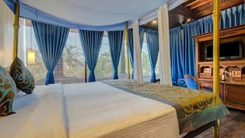 Penthouse | Premium bedding, minibar, in-room safe, individually decorated