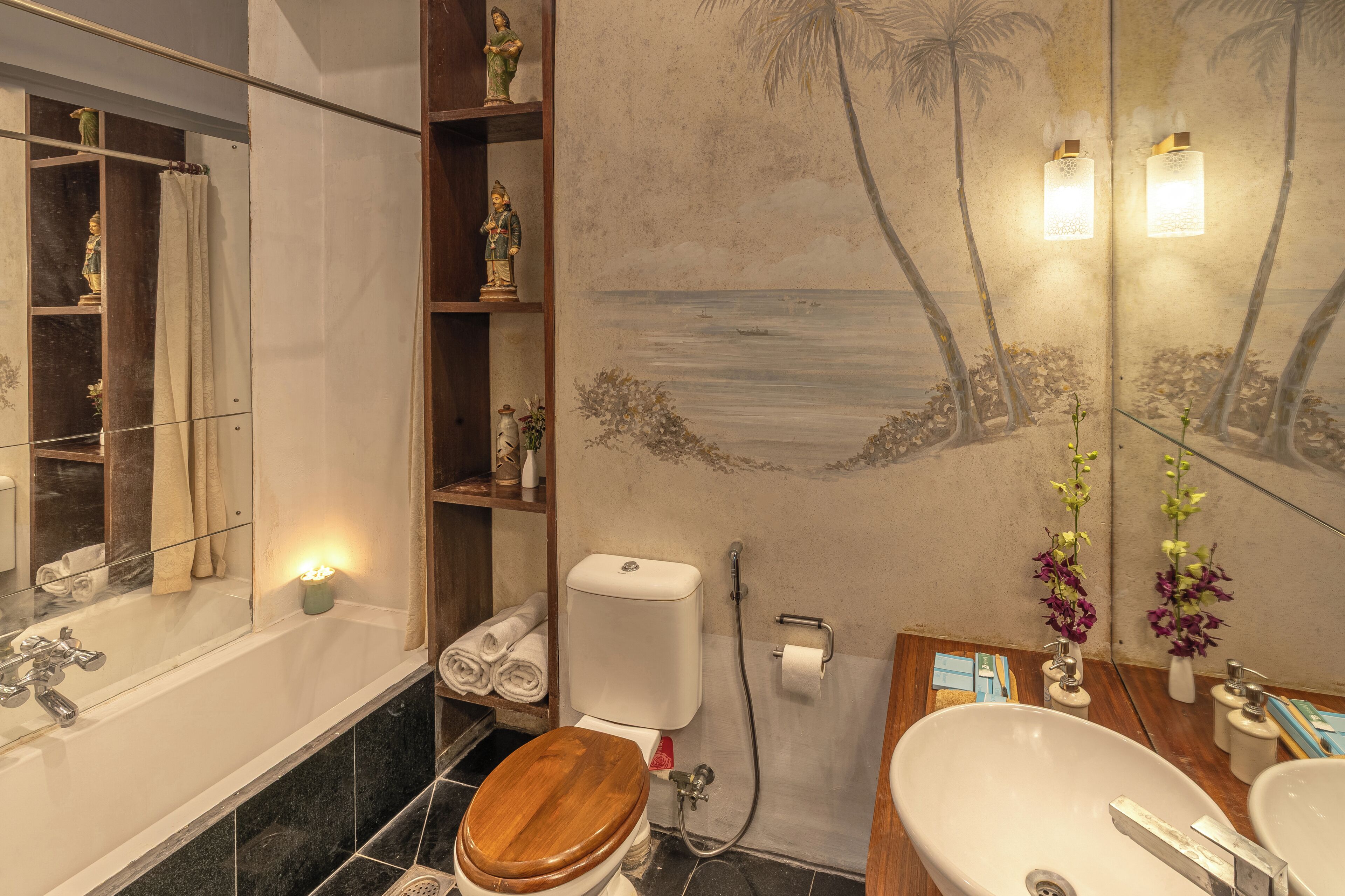 Un baño con inodoro de madera, bañera, lavabo y ducha.
