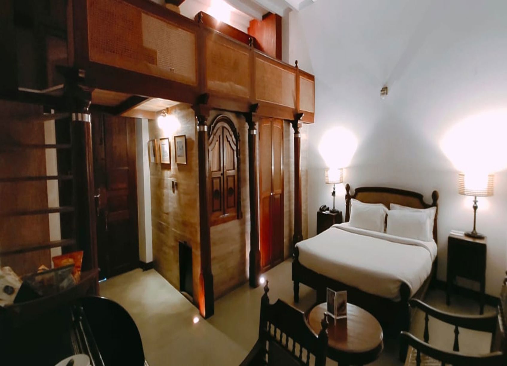 أغطية فراش متميزة وميني بار وخزنة داخل الغرفة وبديكورات فريدة لكل غرفة