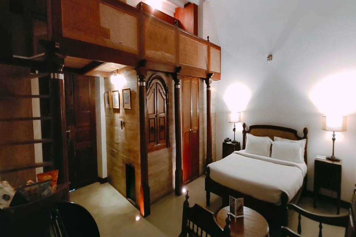 أغطية فراش متميزة وميني بار وخزنة داخل الغرفة وبديكورات فريدة لكل غرفة