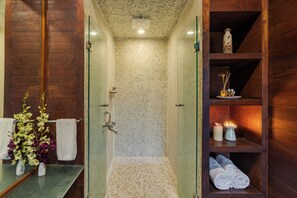 Bañera, artículos de tocador gratuitos, secador de pelo, pantuflas