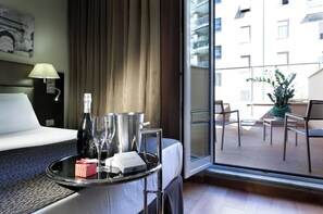 羽絨被、迷你吧、房內夾萬、書桌