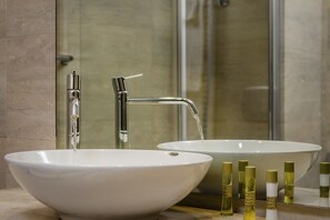 Combined shower/bathtub, jetted bath, eco-friendly toiletries - Eurostars Roma Aeterna (Rome)