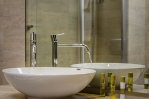 Combined shower/bathtub, jetted bath, eco-friendly toiletries