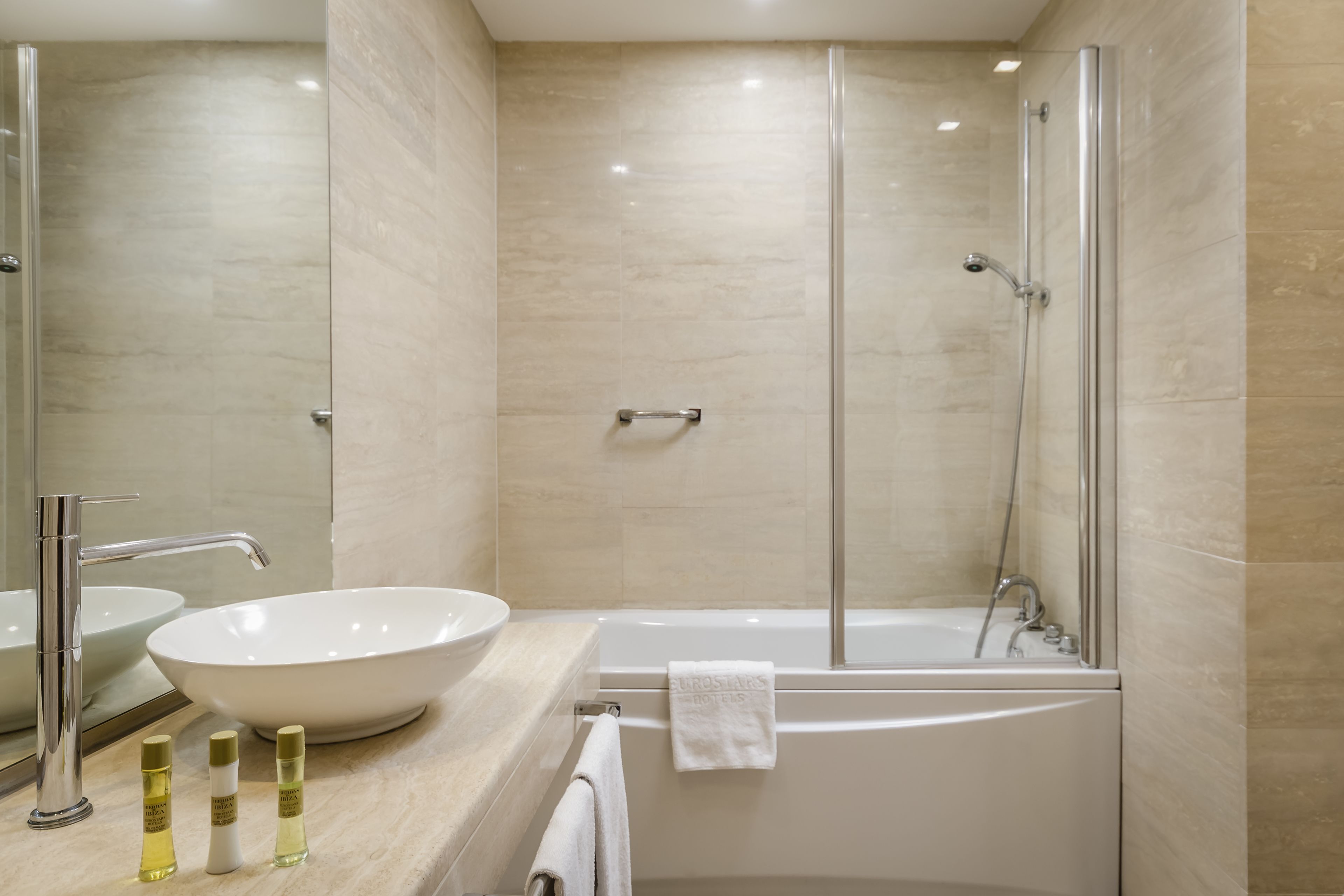 combined shower/bathtub, jetted bath, eco-friendly toiletries