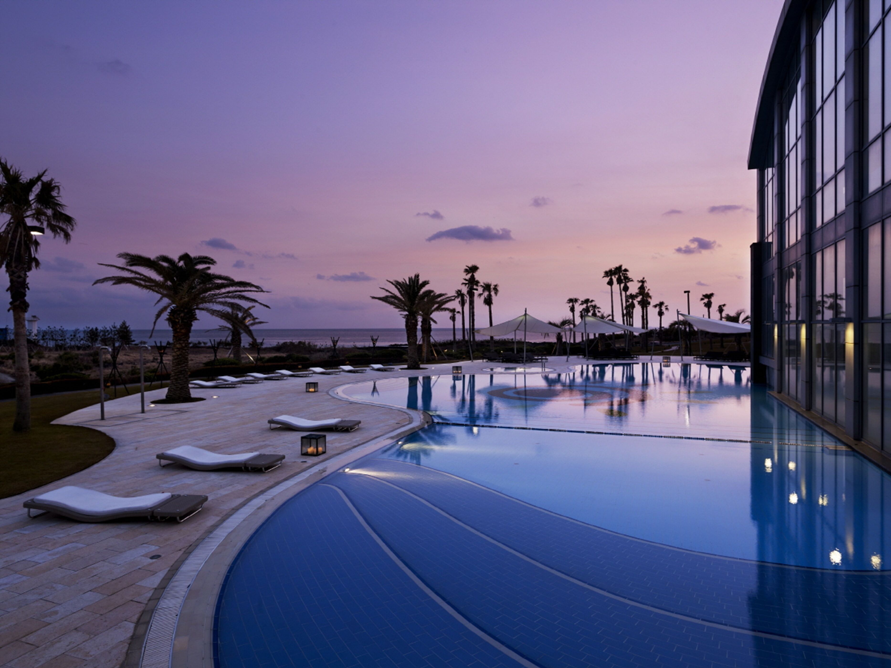 Una piscina cubierta, 2 piscinas al aire libre