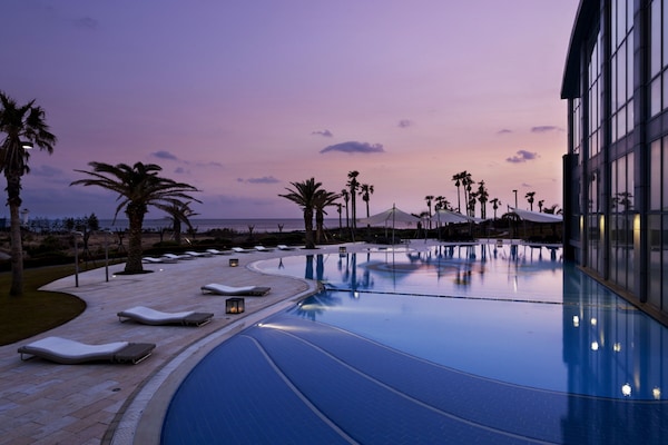 Indoor pool, 2 outdoor pools