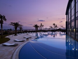 Una piscina techada, 2 piscinas al aire libre