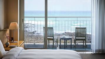 Premium bedding, desk, blackout curtains, free WiFi