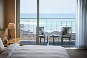 Premium bedding, desk, blackout drapes, free WiFi