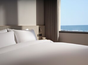 Premium bedding, desk, blackout curtains, free WiFi - Haevichi Hotel and Resort Jeju (Seogwipo)