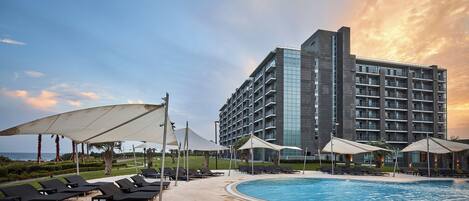 Indoor pool, 2 outdoor pools