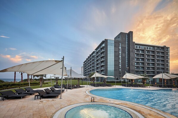 Indoor pool, 2 outdoor pools