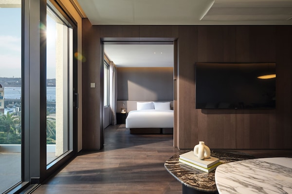 Premium bedding, desk, blackout drapes, free WiFi