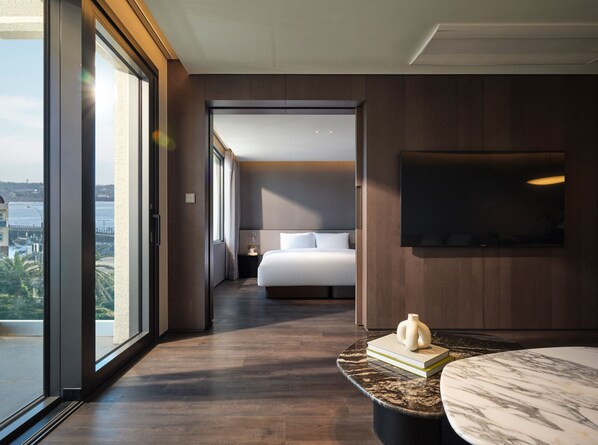 Hochwertige Bettwaren, Schreibtisch, Verdunkelungsvorhänge