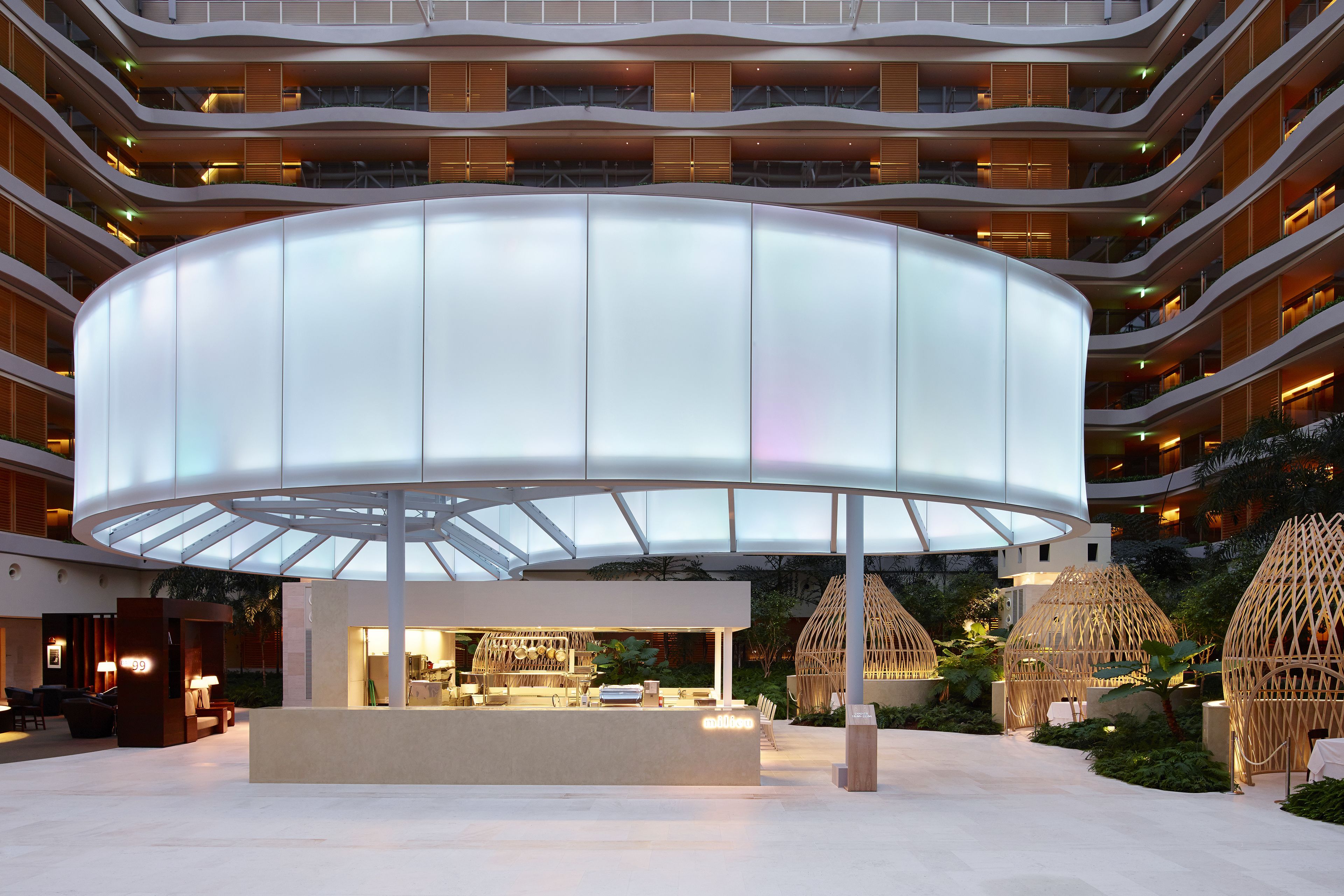 5 restaurants, breakfast, lunch served; local and international cuisine