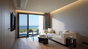 Premium bedding, desk, blackout curtains, free WiFi