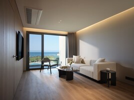[Resort] Classic Suite Twin Ocean | Premium bedding, desk, blackout drapes, free WiFi