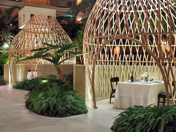 5 restaurantes; se sirven desayunos y cocina local e internacional 