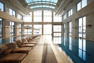 Una piscina techada, 2 piscinas al aire libre