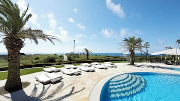 Indoor pool, 2 outdoor pools