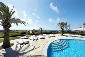 Indoor pool, 2 outdoor pools