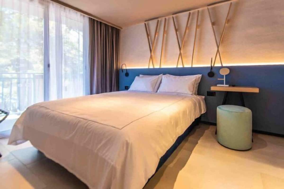 Tallelokero huoneessa, työpöytä, pimennysverhot, ilmaiset vauvansängyt