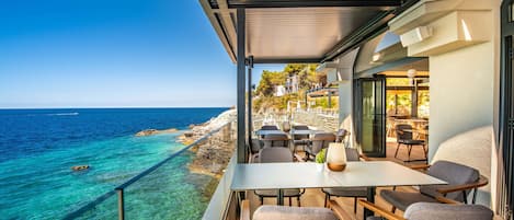2 restaurants, spécialités Cuisine internationale