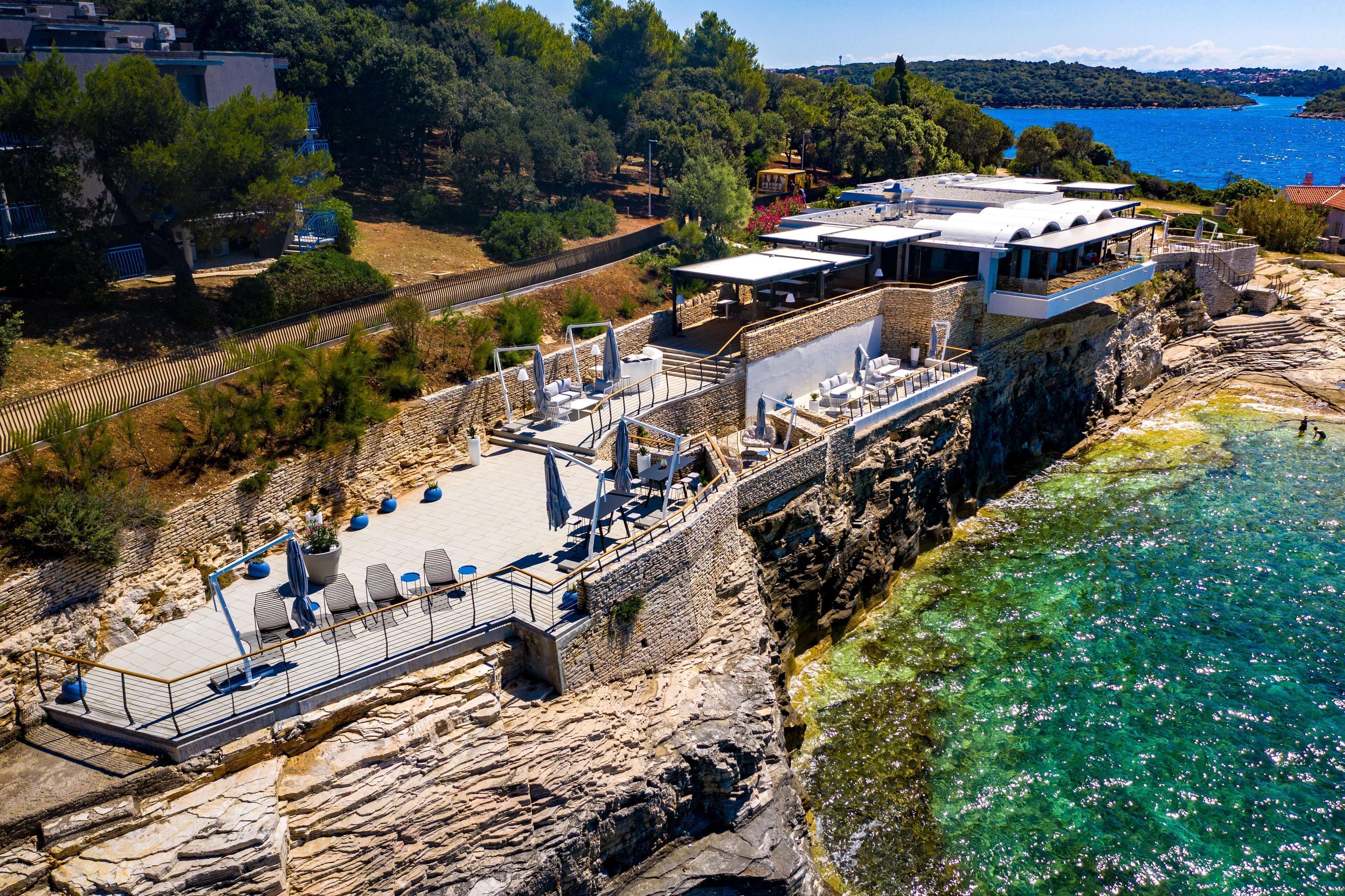 2 ravintolaa, joissa tarjoillaan aamiainen; kansainvälinen keittiö