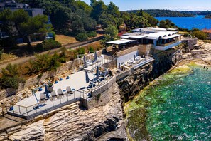 2 间餐厅，供应早餐、午餐和晚餐，国际美食