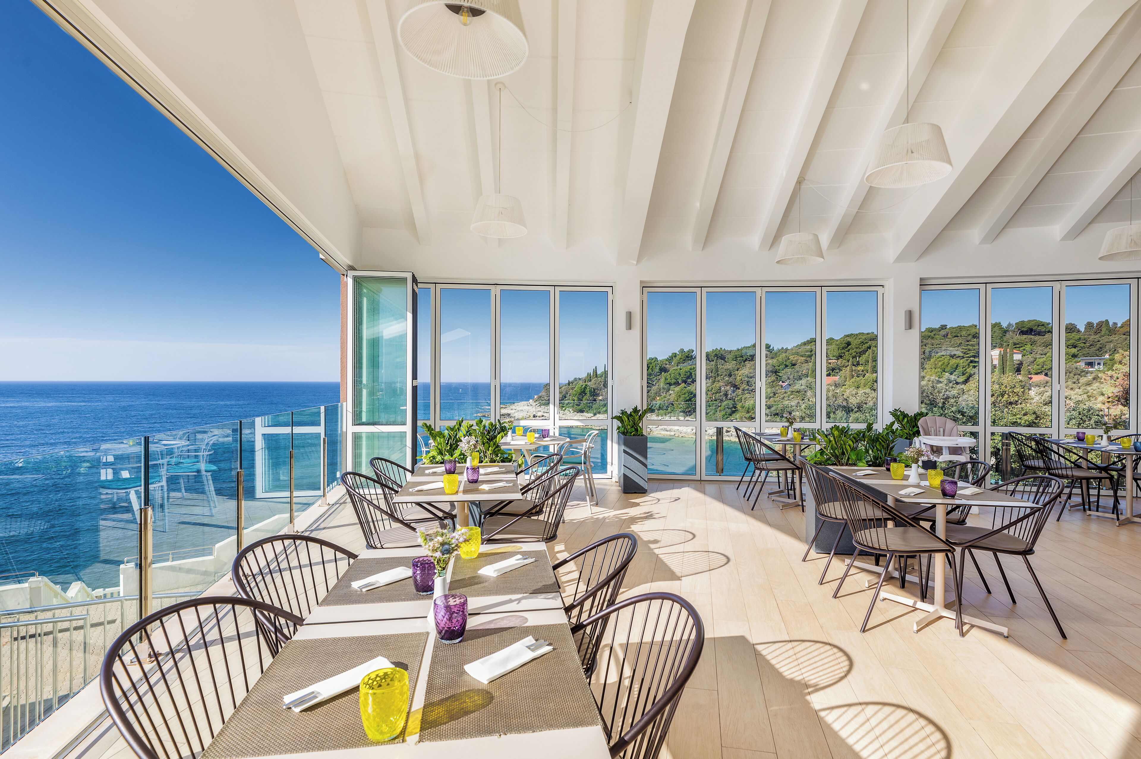 2 か所のレストラン、朝食、ランチ、ディナーに営業 (多国籍料理)