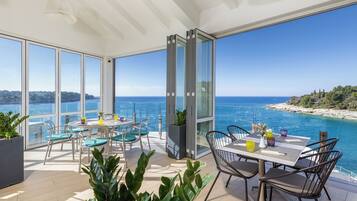 2 restaurants; breakfast, lunch, dinner, and brunch served