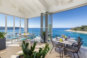 2 restaurants, breakfast, lunch, dinner served; international cuisine  - Arena Verudela Beach Apartments (Pula)