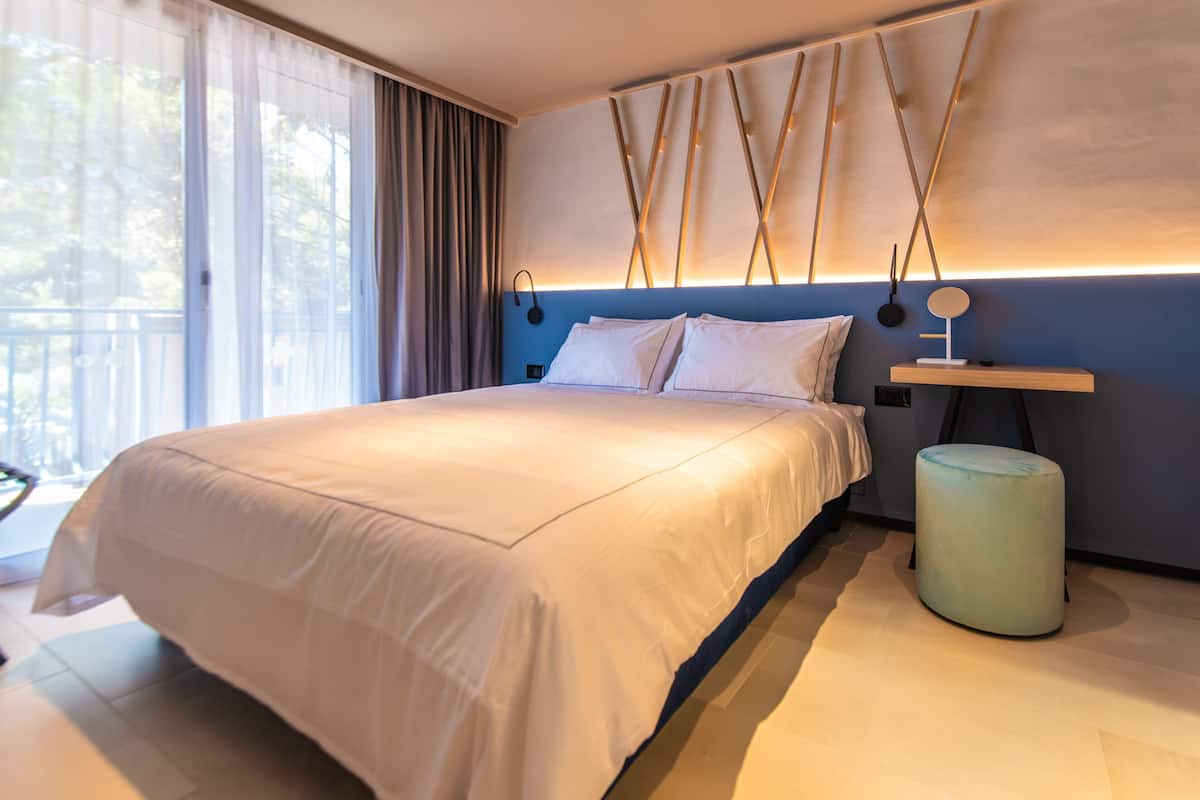 1 bedroom, in-room safe, desk, blackout curtains