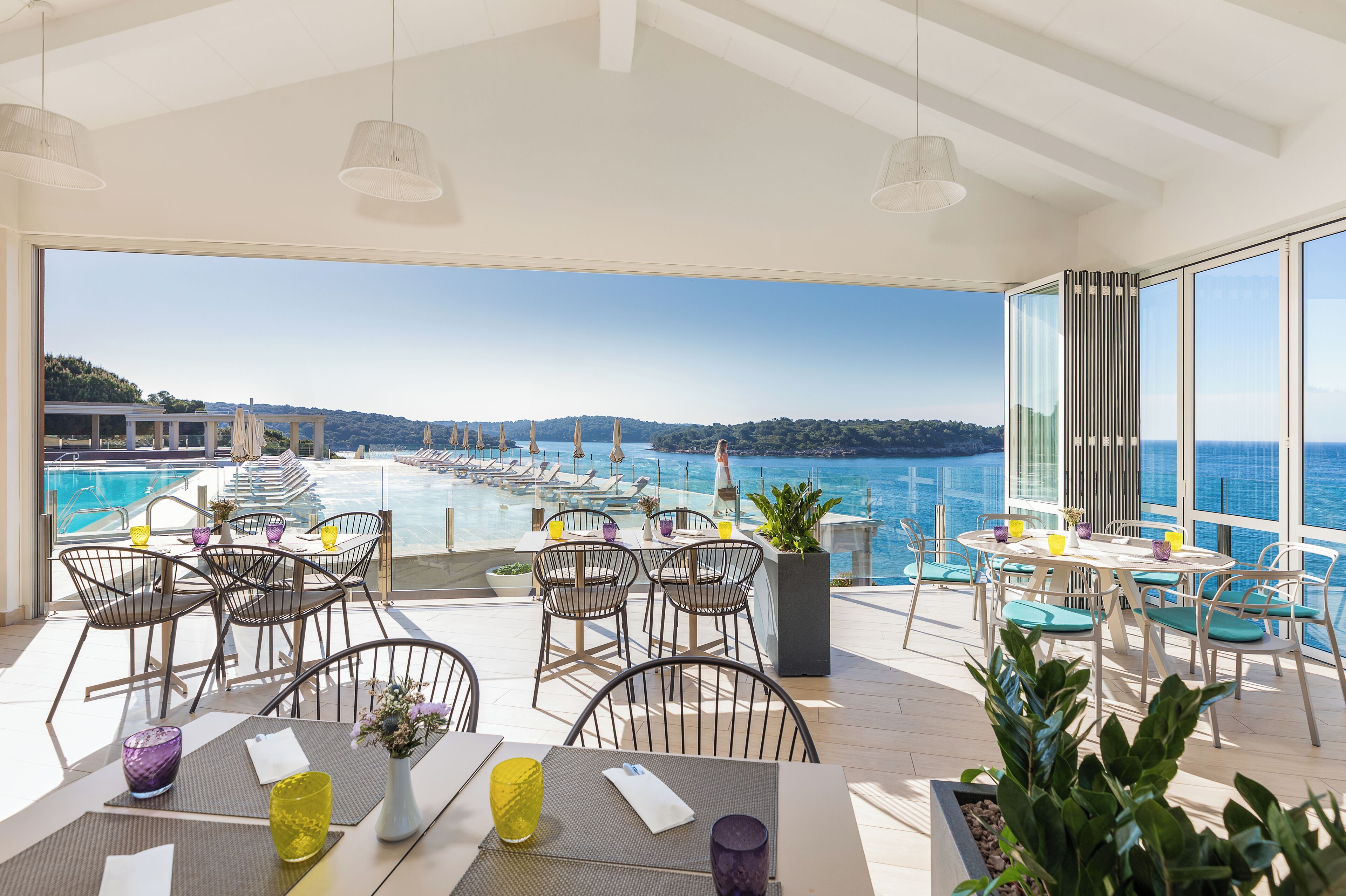 2 か所のレストラン、朝食、ランチ、ディナーに営業 (多国籍料理)