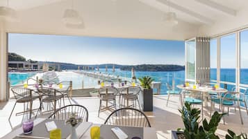 2 restaurants, breakfast, lunch, dinner served; international cuisine