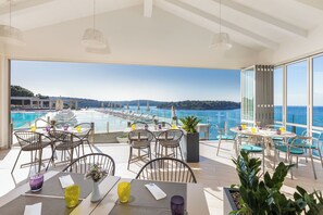 2 restaurants, breakfast, lunch, dinner served; international cuisine 