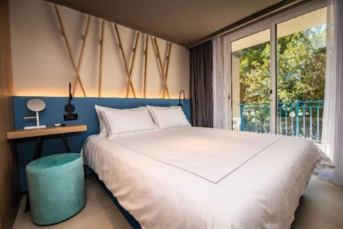 1 bedroom, in-room safe, desk, blackout drapes